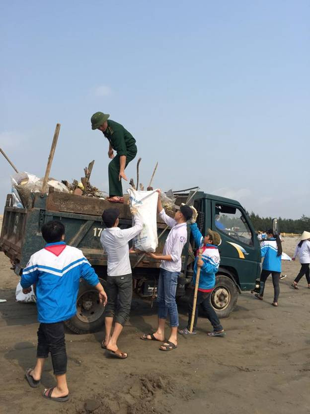 Học sinh tham gia tích cực làm sạch biển Học sinh tham gia tích cực làm sạch biển