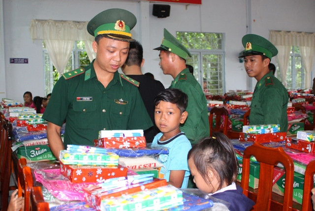 Chung tay nâng bước trò nghèo