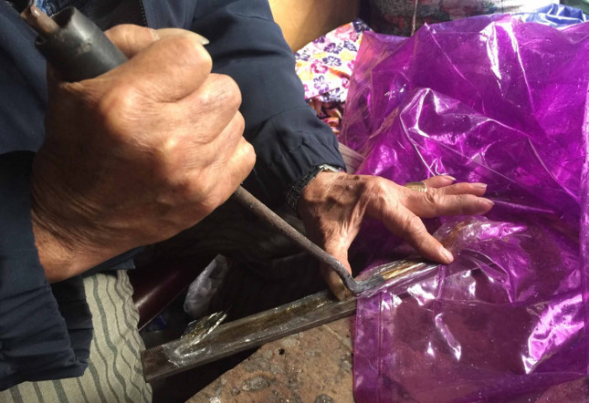 Người đàn ông hơn 40 năm vá áo mưa giá 5.000 đồng - ảnh 2