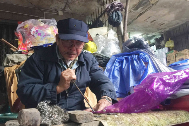 Chú Tí hơn 40 năm vá áo mưa giá 5.000 đồng ảnh 1