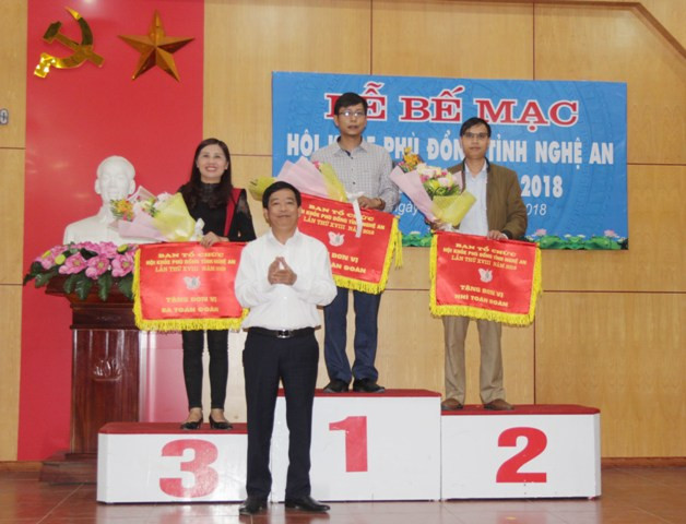 Ban tổ chức Hội khỏe Phù Đổng tỉnh trao các giải Nhất, Nhì, Ba toàn đoàn cho các đơn vị