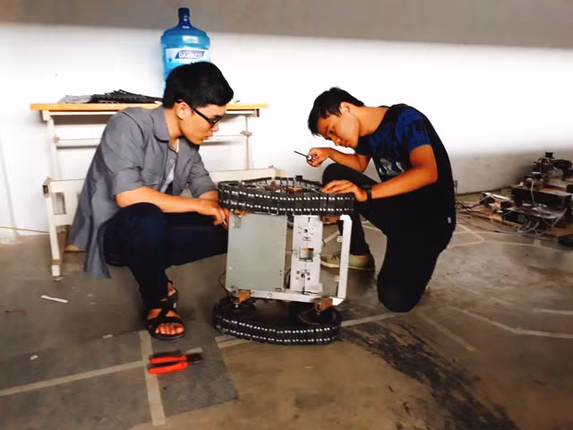 Tham gia nhóm Sinh viên Học tập – Nghiên cứu, Lê Văn Tý cùng các bạn được tạo điều kiện sử dụng xưởng thực hành, phòng thí nghiệm để hỗ trợ nghiên cứu khoa học