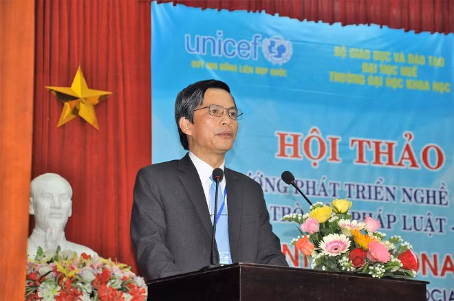 PGS.TS Hoàng Văn Hiển – Hiệu trưởng Trường ĐH Khoa học (ĐH Huế) phát biểu nhấn mạnh tầm quan trọng của Hội thảo. PGS.TS Hoàng Văn Hiển – Hiệu trưởng Trường ĐH Khoa học (ĐH Huế) phát biểu nhấn mạnh tầm quan trọng của Hội thảo.