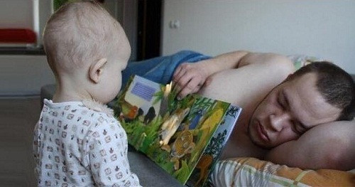 Khi ông bố trông con.