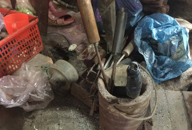 Người đàn ông hơn 40 năm vá áo mưa giá 5.000 đồng - ảnh 1