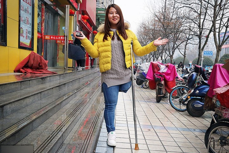 Nỗ lực đáng ngưỡng mộ của cô gái tật nguyền