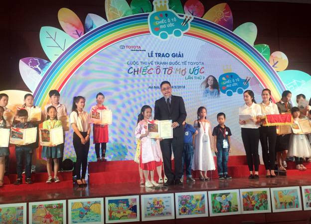 … ông Toru Kinoshita - Tổng Giám đốc TMV trao giải cho các thí sinh đạt giải … ông Toru Kinoshita - Tổng Giám đốc TMV trao giải cho các thí sinh đạt giải