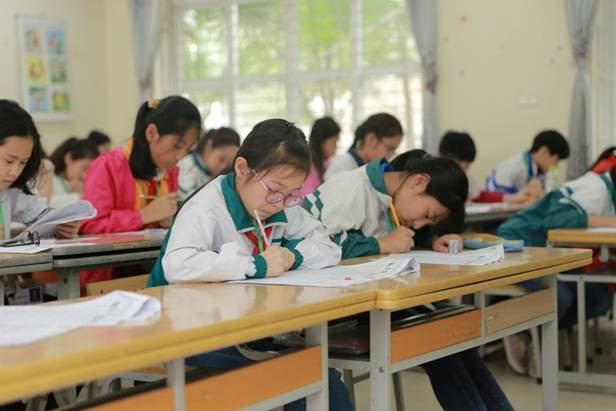 Các thí sinh chăm chú làm bài thi Các thí sinh chăm chú làm bài thi