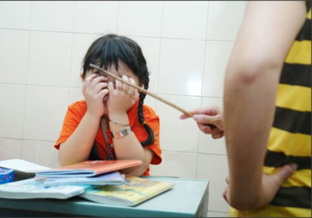 Em tự ti vì kiểu "vừa dạy vừa chửi" của anh trai
