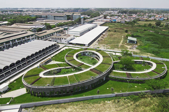 Trường Farming Kindergarten ở thành phố Biên Hòa, Đồng Nai,có tổng diện tích 3.800 m2, theo thông tin trênArch Daily. Tọa lạc gần một nhà máy sản xuất giày lớn, nhà trẻđược thiết kế cho 500 trẻ em là con của các công nhân làm việc tại đây.Ảnh:Hiroyuki Oki. ben-trong-nha-tre-o-dong-nai-thuoc-danh-sach-cac-truong-mau-giao-dep-nhat-the-gioi