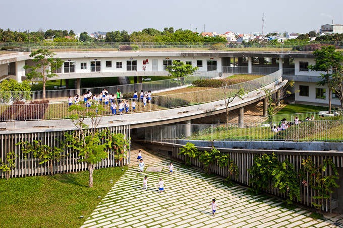 Công trình do nhóm kiến trúc sư chínhcủa công ty Võ Trọng Nghĩa thiết kế. Farming Kindergartencó hình cỏ ba lá lồng vào nhau tạo ra ba sân trong vui chơi cho trẻ. Hành lang nối ba vòng tròn này mở hai bên làm tối đa hóa sự thông gió tự nhiên và ánh sáng, cũng như thể hiện tính lưu động các hoạt động của trẻ.Ảnh:Hiroyuki Oki. ben-trong-nha-tre-o-dong-nai-thuoc-danh-sach-cac-truong-mau-giao-dep-nhat-the-gioi-1