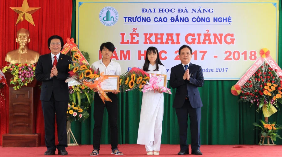 Khen thưởng 2 sinh viên đạt thành tích thủ khoa và á khoa vào Trường CĐ Công nghệ năm học 2017-2018. 