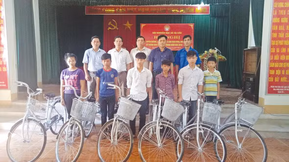 Hội Khuyến học xã Vụ Cầu (Hạ Hòa) tặng xe đạp cho học sinh nghèo vượt khó nhân dịp đầu năm học 2017 – 2018.