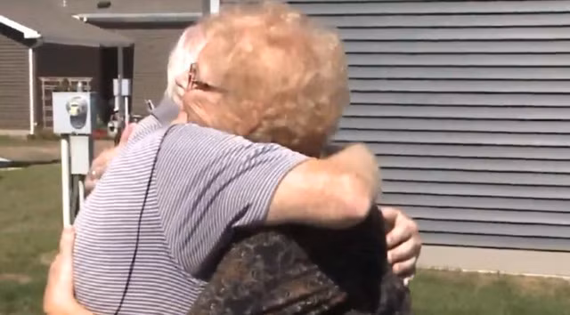 Ôm chầm lấy nhau trong xúc động