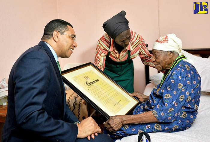 Sách kỷ lục Guinness trao tặng danh hiệu cho cụ Sách kỷ lục Guinness trao tặng danh hiệu cho cụ