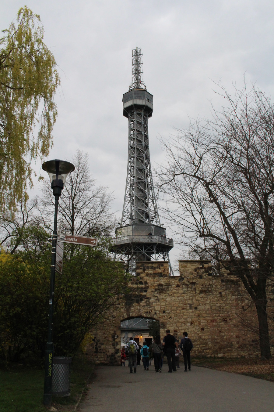 Tháp Petrin nhìn từ xa