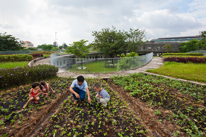 Trong khu vườn diện tích 200 m2, 5 loại rau khác nhau được trồng để dạy trẻ những kinh nghiệm sản xuất nông nghiệp.Ảnh:Hiroyuki Oki. ben-trong-nha-tre-o-dong-nai-thuoc-danh-sach-cac-truong-mau-giao-dep-nhat-the-gioi-3