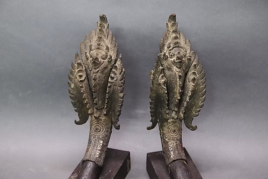 Hiện vật rắn thần Naga bằng đồng tại Bảo tàng Lịch sử Thành phố Hồ Chí Minh.