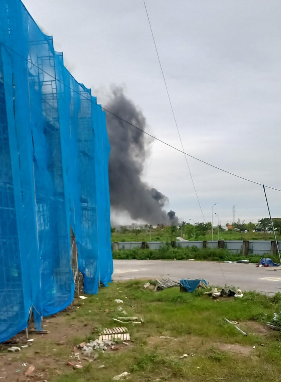 Đám cháy xảy ra sáng nay tại khu công nghiệp Mỹ Trung - nhìn từ xa.