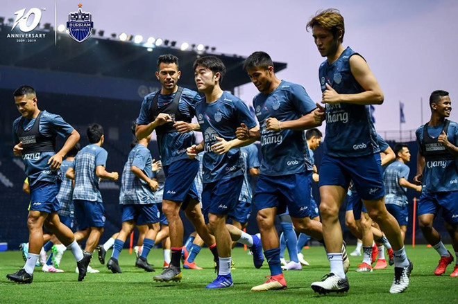 Xuân Trường khá trầm ngâm trong buổi tập của Buriram United Xuân Trường khá trầm ngâm trong buổi tập của Buriram United