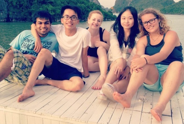 Hoàng Tuấn Anh (áo trắng, thứ hai từ trái sang) giúp nhiều thực tập sinh quốc tế tới Việt Nam có những trải nghiệm thú vị.