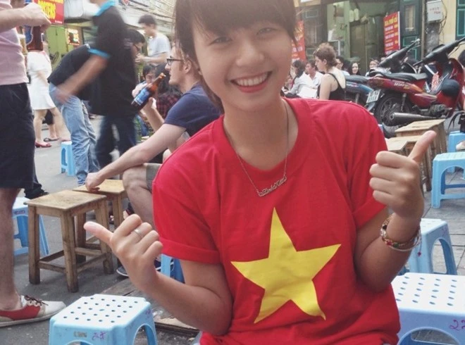 Hình ảnh Linh Kett mặc áo cờ đỏ sao vàng trong clip Vietnam Love Peace.