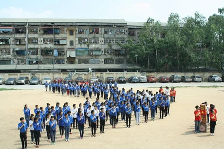 SV Ngoại ngữ xếp hình Tổ quốc trong bài hát mới về biển đảo