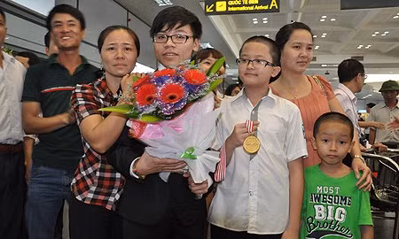 Ngọc Thái chụp chung với mẹ, chị Lê Thị Anh và người thân tại sân bay Nội Bài chiều 19/5.