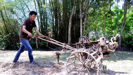 Anh Lương Quang Vũ với chiếc máy cày làm từ sắt vụn.