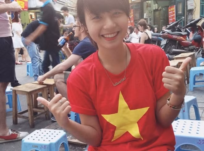 Hình ảnh Linh Kett mặc áo cờ đỏ sao vàng trong clip Vietnam Love Peace.