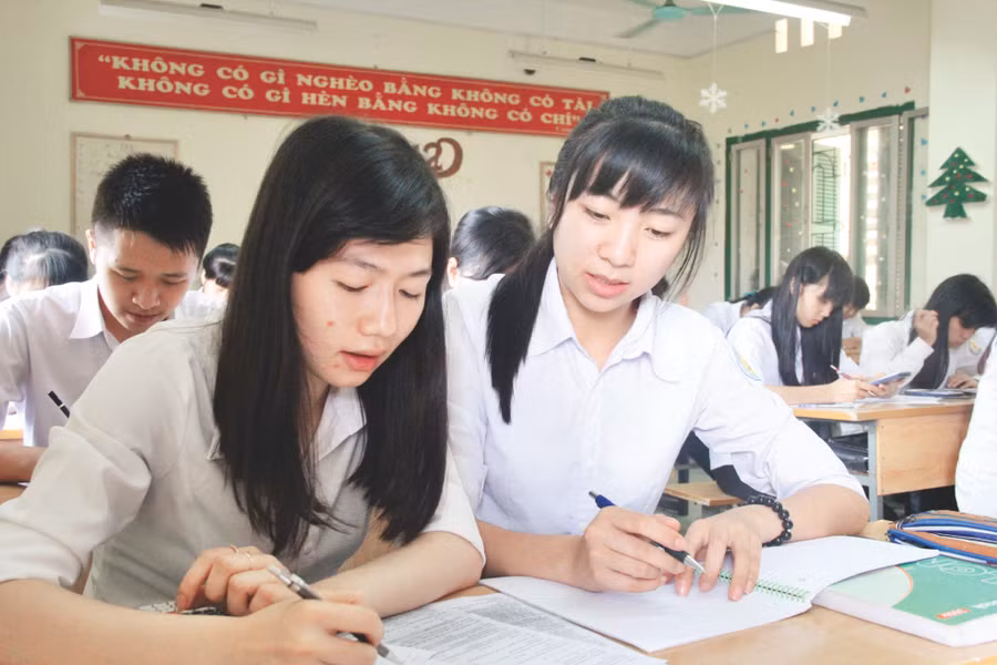 GV tổ chức ôn thi cho HS tập trung vào chương trình lớp 12 và không dàn trải. Ảnh: Sỹ Điền