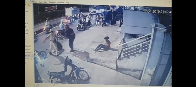 Hai thanh niên bị CSGT chĩa súng, đánh là