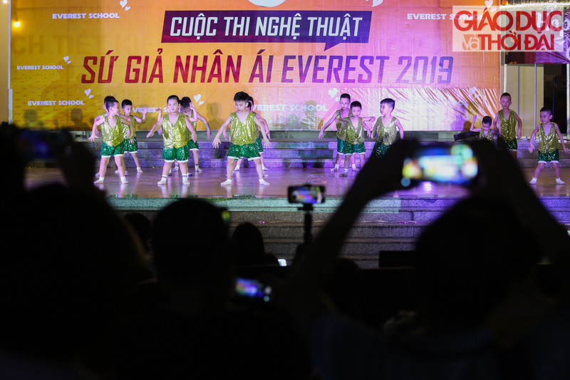 Các phần thi nhân được sự cổ vũ nhiệt tình của khán giả.