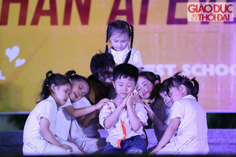 Những chú chuột xinh xắn tới từ trường mầm non Pascal náo động sân khấu với tiết mục Múa liên khúc: Nối vòng tay lớn & Nhà mình rất vui. Các bé trường mầm non Voi con lại mang tới một sắc thái riêng với vở nhạc kịch “Đứa bé”.