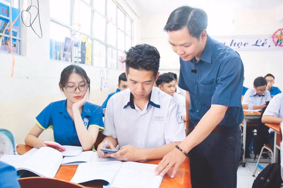 Thầy Lâm Vũ Công Chính và HS lớp 12A3 Trường THPT Nguyễn Du trong giờ ôn tập môn Toán