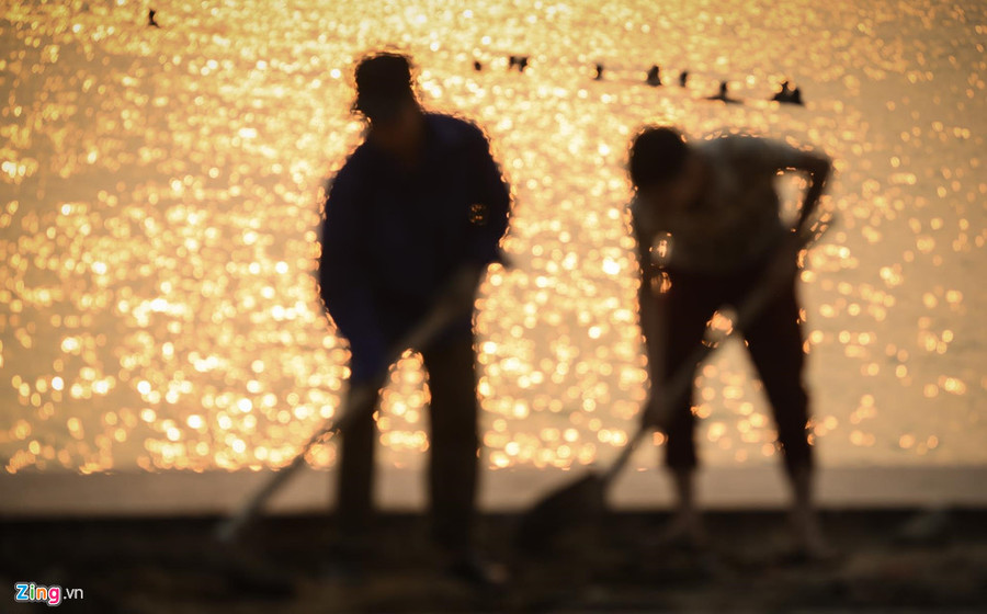 Thời tiết oi bức khiến việc sinh hoạt và làm việc của người dân bị ảnh hưởng. Những công nhân làm việc lát đá vỉa hè ven hồ Tây cho biết, tần suất làm việc dưới trời nắng gắt những ngày này là khoảng 15 phút sau đó họ phải tìm bóng râm nghỉ ngơi để lấy lại sức lực. Mat duong o Ha Noi nong hon 50 do C hinh anh 13