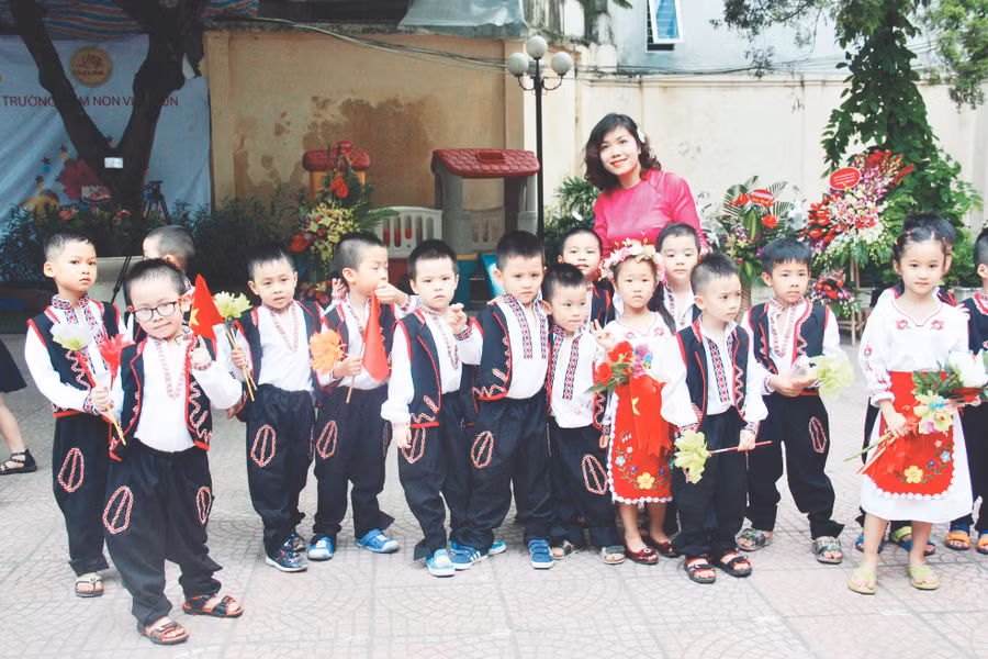 Cô trò Trường Mầm non Việt – Bun (Hà Nội). Ảnh: Nguyễn Nhung