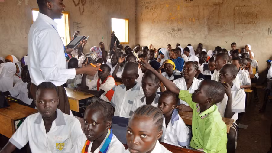 Ít ai nghĩ rằng, biến đổi khí hậu lại có tác động mạnh mẽ đến giáo dục, nhất là ở những nước nhiệt đới. Ảnh: UNHCR