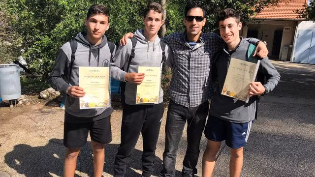 Học sinh cấp 2 bất ngờ nhặt được đồng tiền vàng 1.600 năm tuổi - 2