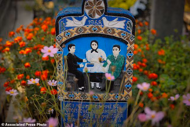 Nghĩa trang kỳ lạ với những tấm bia mộ hài hước - 4