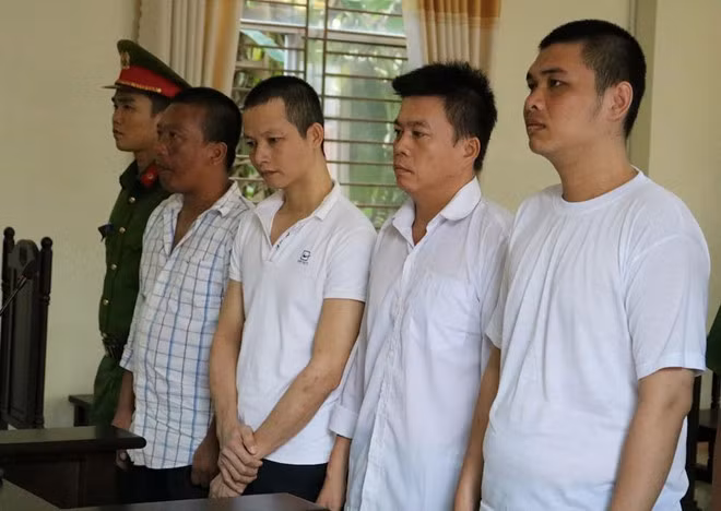 Gia dai gia, du nu tiep vien di hat roi dua vao nha nghi de gay me hinh anh 2 