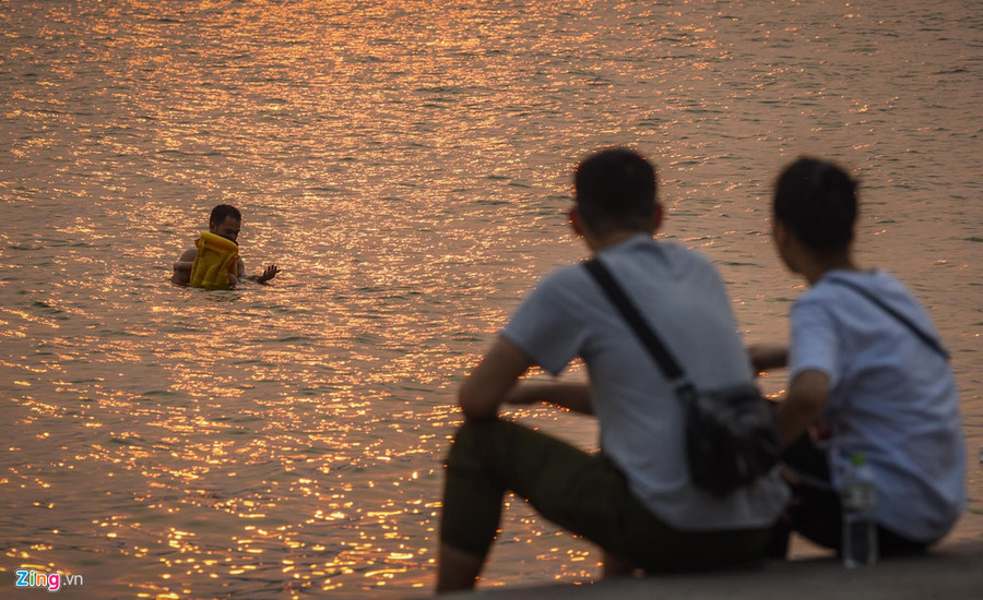 Nhiều phụ huynh đưa con em tới đây để tập bơi. Mat duong o Ha Noi nong hon 50 do C hinh anh 11