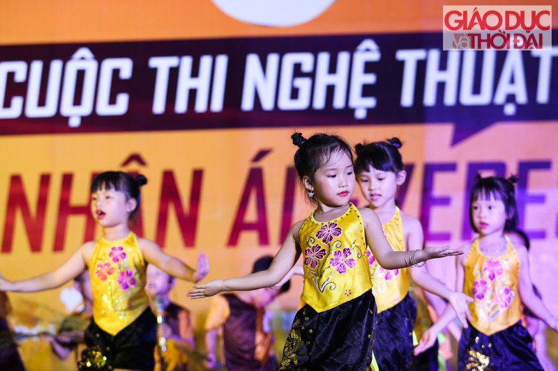 Tiết mục đầu tiên của trường mầm non Tsubaki mang tên: Chữ đẹp mà nết càng ngoan. Tình yêu quê hương đất nước là điều tiết mục muốn truyền tải tới khán giả và ban giám khảo.