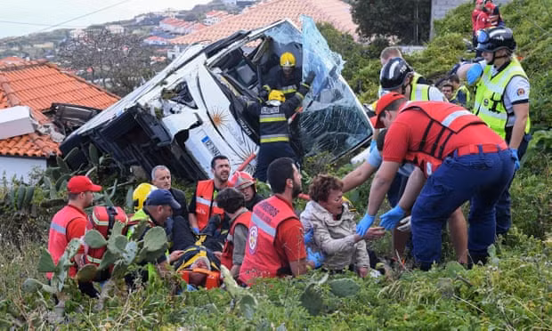 Lực lượng cứu hỏa đưa các nạn nhân ra khỏi xe.