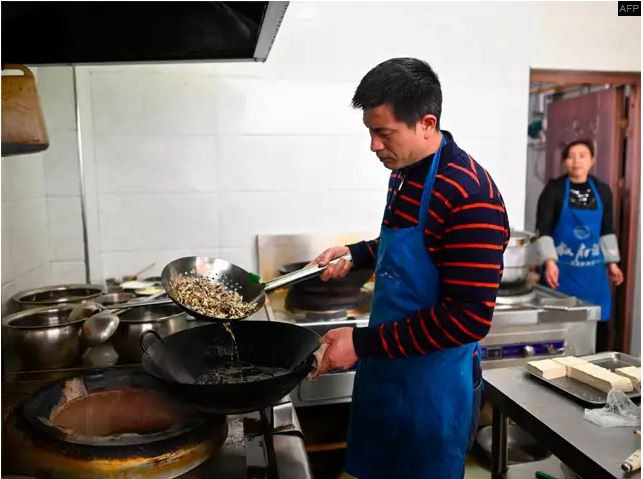 Mục sở thị trang trại nuôi hàng triệu con gián làm mồi nhậu ảnh 3 Chú thích ảnh