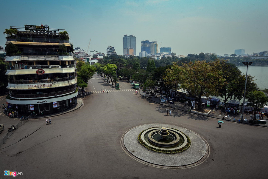 Nếu không phải làm việc ngoài trời thì ít người dám ra đường vào thời điểm trên. Phố đi bộ quanh hồ Hoàn Kiếm thưa thớt bóng dáng người qua lại, trưa 20/4. Mat duong o Ha Noi nong hon 50 do C hinh anh 2