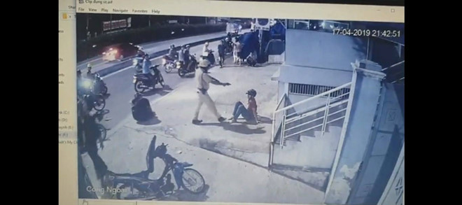 Hai thanh niên bị CSGT chĩa súng, đánh là