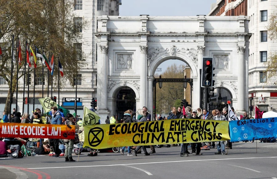 Các nhà hoạt động vì môi trường tham gia nhóm “Extinction Rebellion” biểu tình ở London