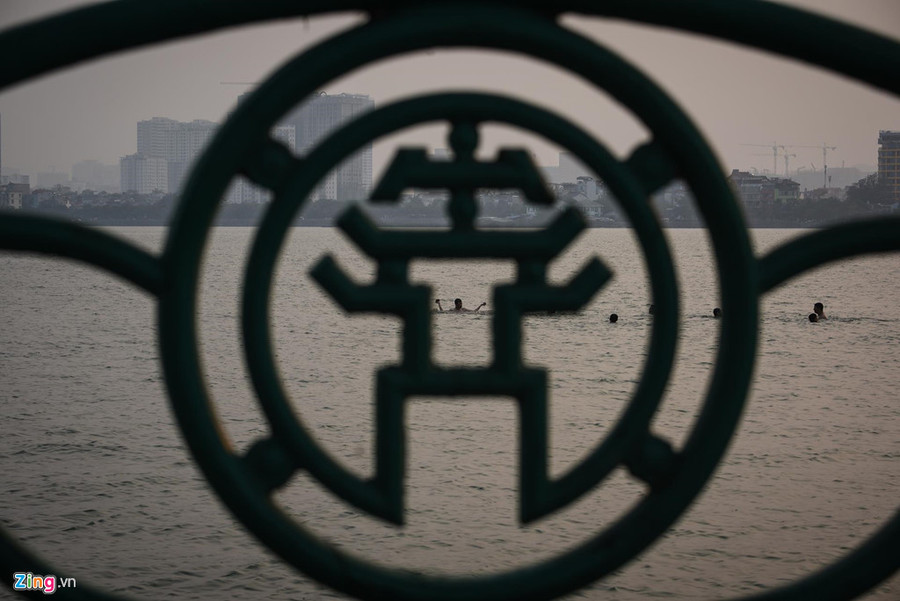 Ngay cả khi tắt nắng, vẫn có khá đông người dân đổ về tắm mát ven hồ Tây. Mat duong o Ha Noi nong hon 50 do C hinh anh 14