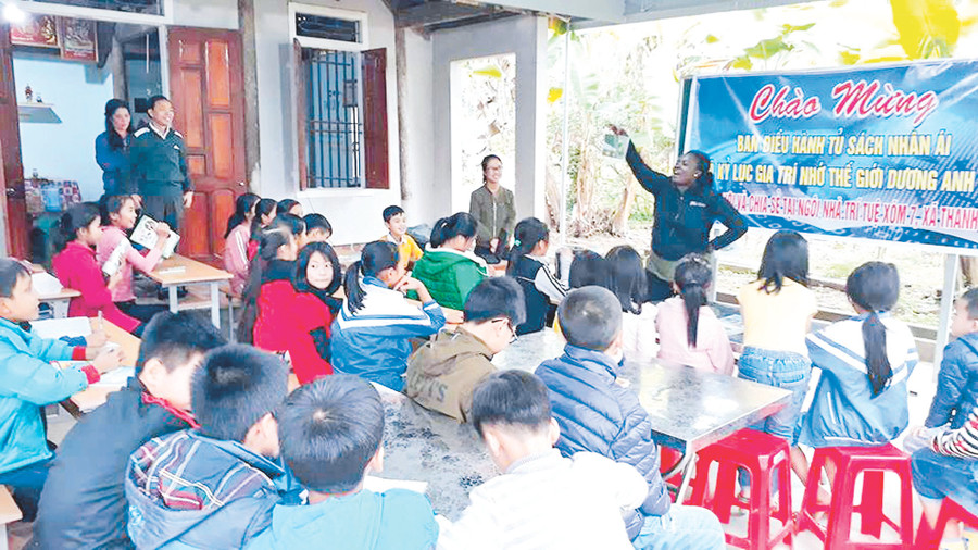 Giờ học tiếng Anh với giáo viên nước ngoài tại Ngôi nhà trí tuệ (xã Thanh Tiên, huyện Thanh Chương, Nghệ An).